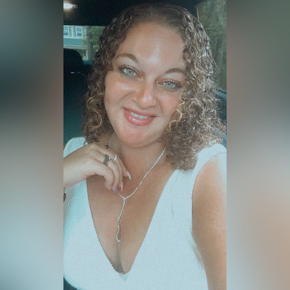 Meet your Posher, Gabriella - Picture 1 of 1